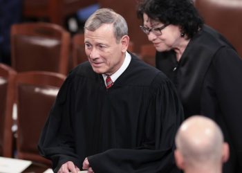 El intento de Trump de despedir a la demócrata de la FTC recibe un impulso de la Corte Suprema