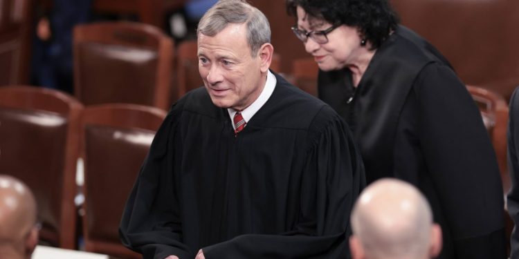 El intento de Trump de despedir a la demócrata de la FTC recibe un impulso de la Corte Suprema