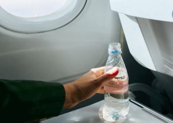 Cómo evitar los pies y los tobillos hinchados durante el viaje