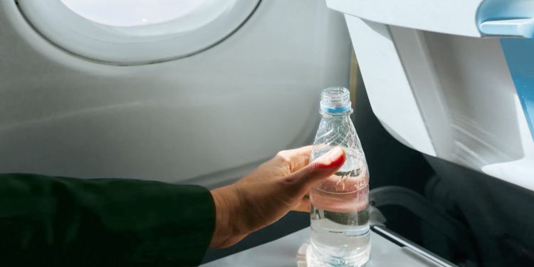 Cómo evitar los pies y los tobillos hinchados durante el viaje