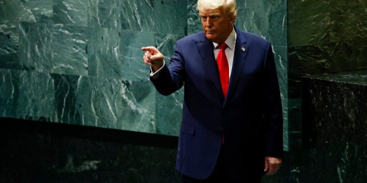 El presidente de los Estados Unidos golpea a la escalera mecánica, la inmigración y el activismo climático