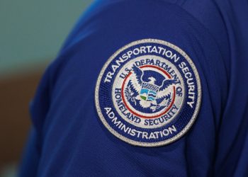 TSA recluta identificaciones y bolsas en la puerta para algunos vuelos
