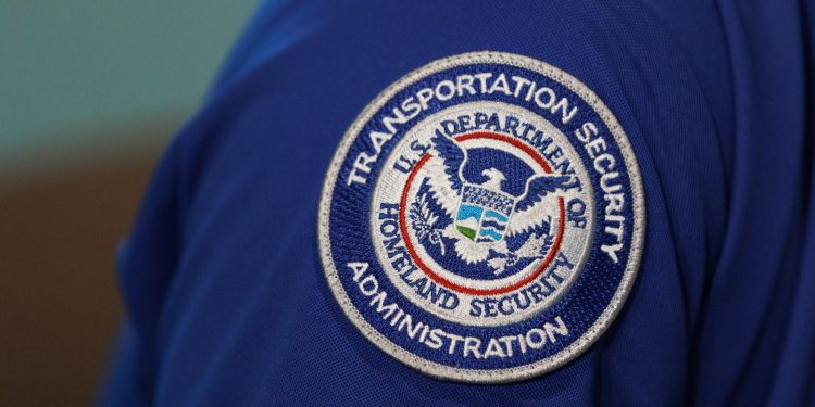 TSA recluta identificaciones y bolsas en la puerta para algunos vuelos