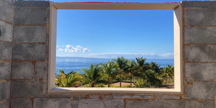 Convertir los desechos de la tabla de surf en casas resistentes al clima en Hawaii