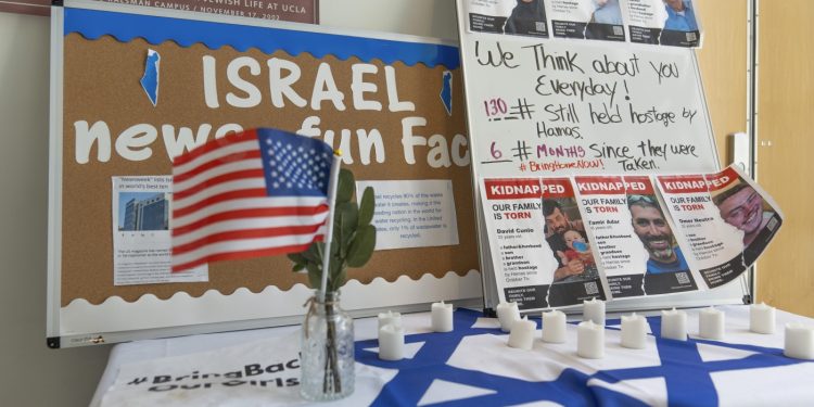 La mayoría de los judíos estadounidenses dicen que Trump está usando el antisemitismo como una 'excusa' para silenciar la libertad de expresión en las universidades: NPR