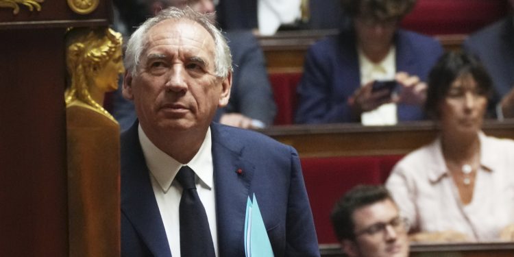 El gobierno de Francia colapsa: NPR