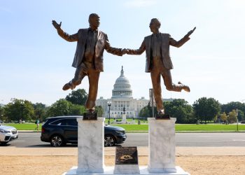 La estatua de amistad de Trump-Epstein se elimina del centro comercial nacional: NPR