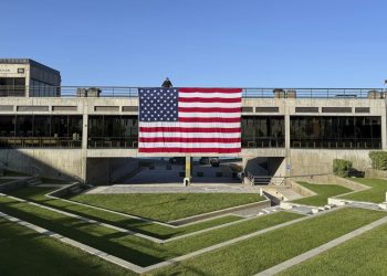 Las potencias extranjeras usan la muerte de Charlie Kirk para difundir la desinformación: NPR