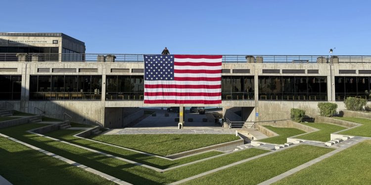 Las potencias extranjeras usan la muerte de Charlie Kirk para difundir la desinformación: NPR