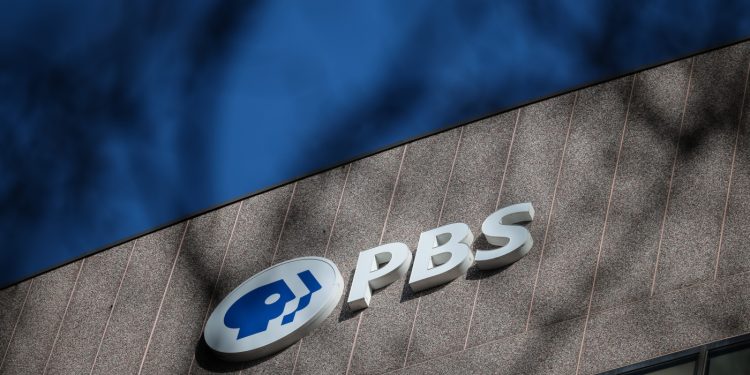 PBS recorta el 15% de los trabajos a raíz del recorte de fondos federales: NPR