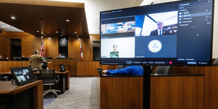 Tyler Robinson carga; Pritzker en las elecciones de 2026: NPR