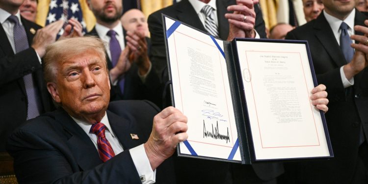 Cómo el último lanzamiento de Crypto de Trump enriquece a su familia: NPR