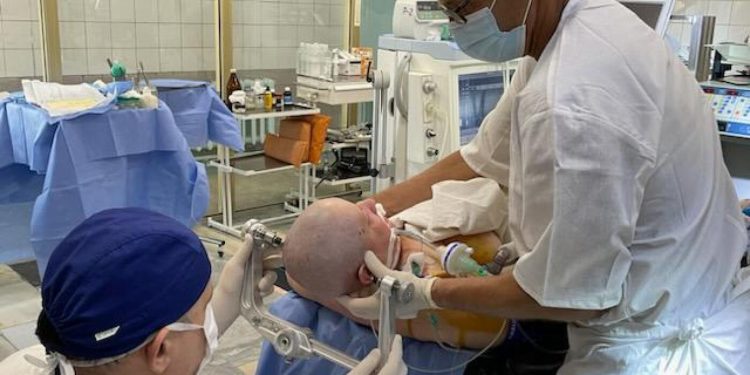 Cerca de la primera línea, los neurocirujanos de Ucrania están a la vanguardia: NPR