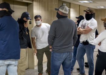 La administración Trump se apresura a alquilar espacio para los oficiales de inmigración que realizan redadas: NPR