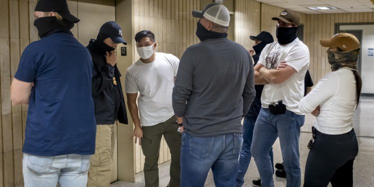 La administración Trump se apresura a alquilar espacio para los oficiales de inmigración que realizan redadas: NPR