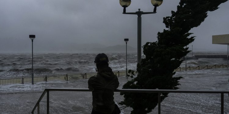 Typhoon Ragasa Batters Hong Kong y Southern China: NPR