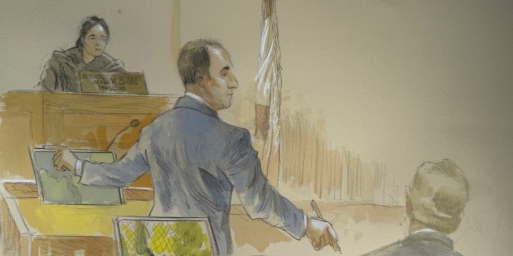 Los fiscales descansan su caso en el juicio del hombre acusado en intento de asesinato de Trump: NPR