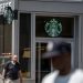 Starbucks está cerrando tiendas, reduciendo 900 empleos corporativos en un cambio: NPR