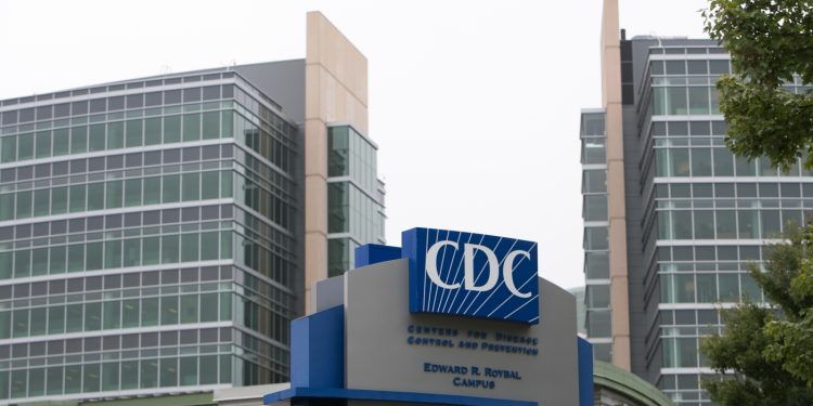 Reunión de los CDC sobre vacunas; ABC saca a Kimmel del aire: NPR