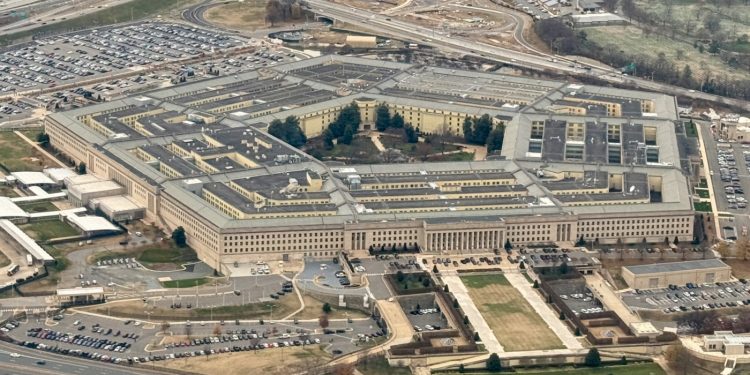 Trump cambiará el nombre del Departamento de Defensa como Departamento de Guerra: NPR