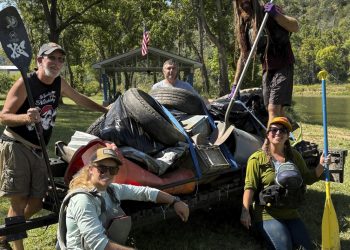 Un año después de Helene, las guías de balsa limpian un río Tennessee: NPR