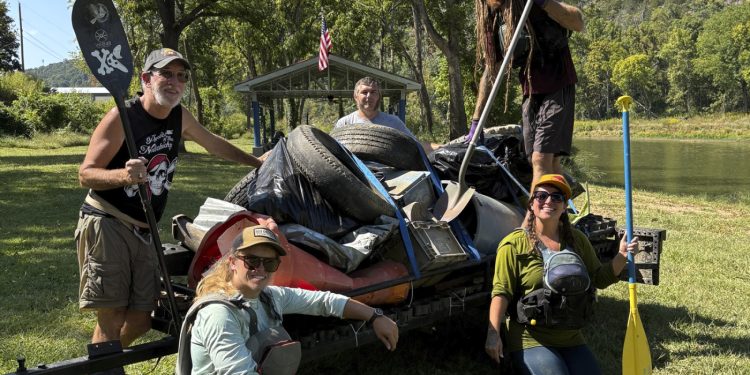 Un año después de Helene, las guías de balsa limpian un río Tennessee: NPR