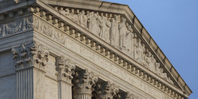 La Corte Suprema permite a Trump disparar, por ahora, demócrata restante en la FTC: NPR