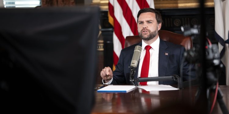 El vicepresidente Vance recibe el podcast de Kirk; Reunión Fed: NPR