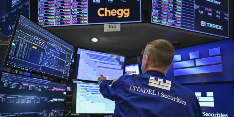 Por qué Trump quiere que las empresas denuncien las ganancias con menos frecuencia: NPR