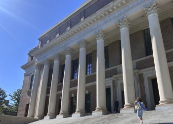 El administrador de Trump congeló ilegalmente los fondos de Harvard, el juez dice: NPR