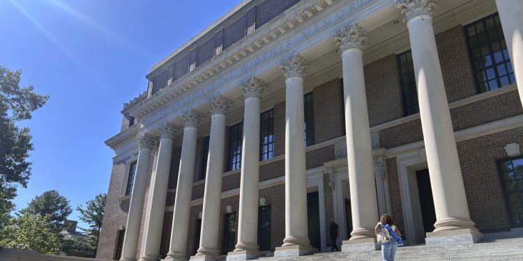 El administrador de Trump congeló ilegalmente los fondos de Harvard, el juez dice: NPR