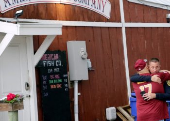 Sospechoso de tiro en la barra frente al mar que dejó 3 muertos en Carolina del Norte: NPR