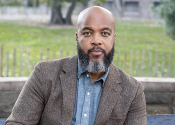 Las memorias de Trymaine Lee centra el peaje de informar sobre la violencia armada: NPR