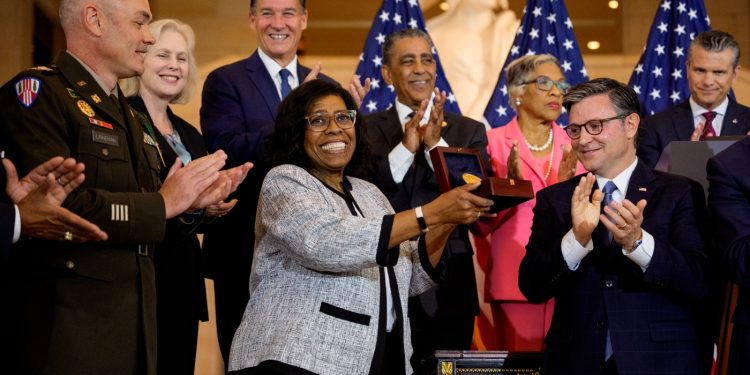 En medio del debate sobre la historia de los Estados Unidos, los hellfighters de Harlem reciben la Medalla de Oro del Congreso: NPR