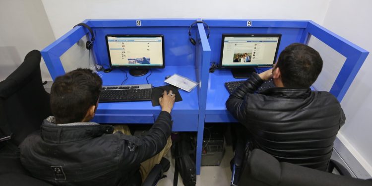 La misión de la ONU atrae a los talibanes para restaurar el acceso a Internet en Afganistán: NPR