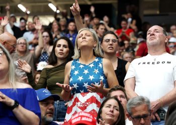 Servicio conmemorativo de Charlie Kirk en Arizona: The Picture Show: NPR