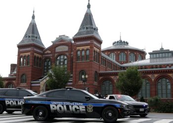 Los senadores demócratas instan a Smithsonian a resistir los intentos de la Casa Blanca de 'intimidar la institución': NPR