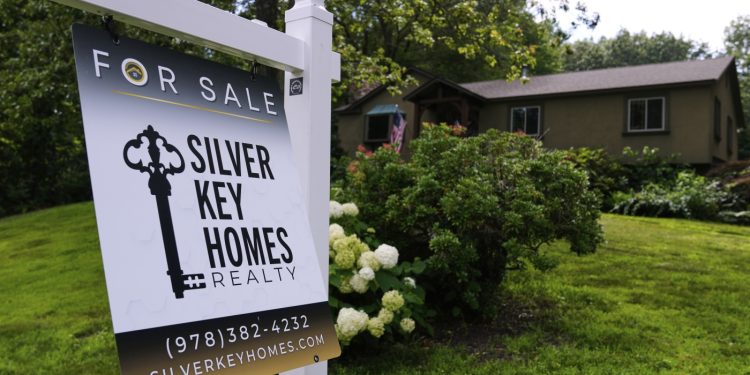 La fusión entre los gigantes inmobiliarios podría exprimir corredores más pequeños: NPR