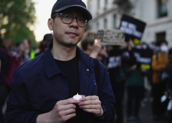 El activista pro a la democracia de Hong Kong en el extranjero, Nathan Law, negó la entrada a Singapur: NPR