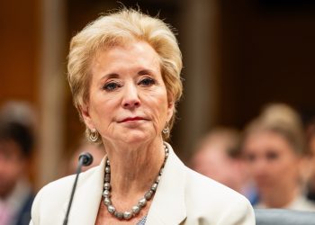 El departamento de educación promoverá la educación cívica 'patriótica': NPR