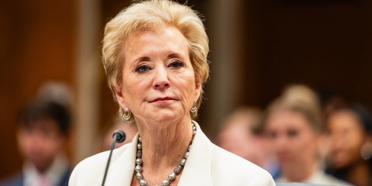 El departamento de educación promoverá la educación cívica 'patriótica': NPR