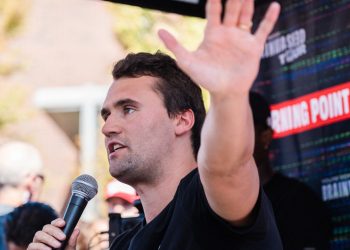 Charlie Kirk está muerto después de disparar durante el evento de Utah College: NPR