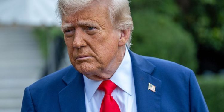 La inquietud del Departamento de Justicia crece a medida que las amenazas de Trump se vuelven más contundentes: NPR