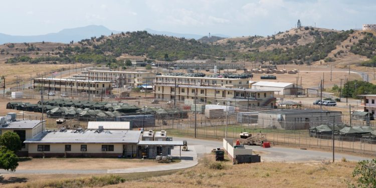 La falla del agua de la Bahía de Guantánamo se afecta a las operaciones migrantes de los Estados Unidos allí: NPR