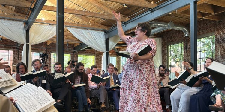Actualización de 1844 Sacred Harp Songbook refleja una nueva generación de cantantes: NPR