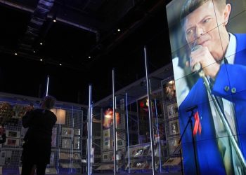 Los fanáticos de David Bowie pueden explorar su legado en cuartos cerrados en un nuevo archivo inusual en Londres: NPR