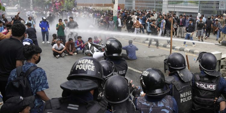 Nepal levanta la prohibición de las redes sociales después de las protestas donde la policía mató a 19 personas: NPR