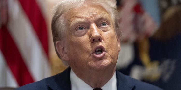 En una semana de tropiezos, Trump enfrenta contratiempos en la corte y en el extranjero