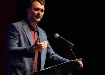 Después de la matanza de Charlie Kirk, los trabajadores aprenden los límites de la libertad de expresión dentro y fuera de sus trabajos