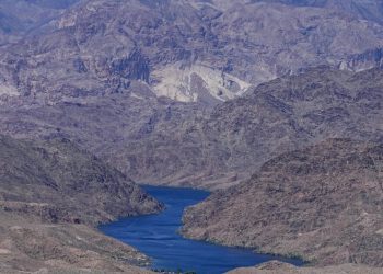 'Sacrificado en el altar de la conveniencia política': las conversaciones nominadas sobre la retirada durante las conversaciones críticas de agua